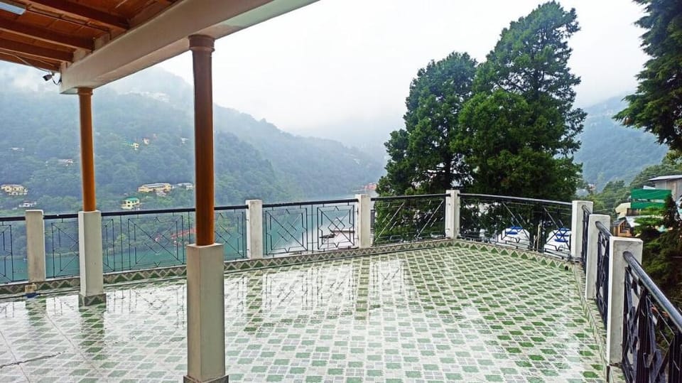 Gayatri Niwas Luxury Room - Lake Mountain View Vacation rental in Uttarakhand