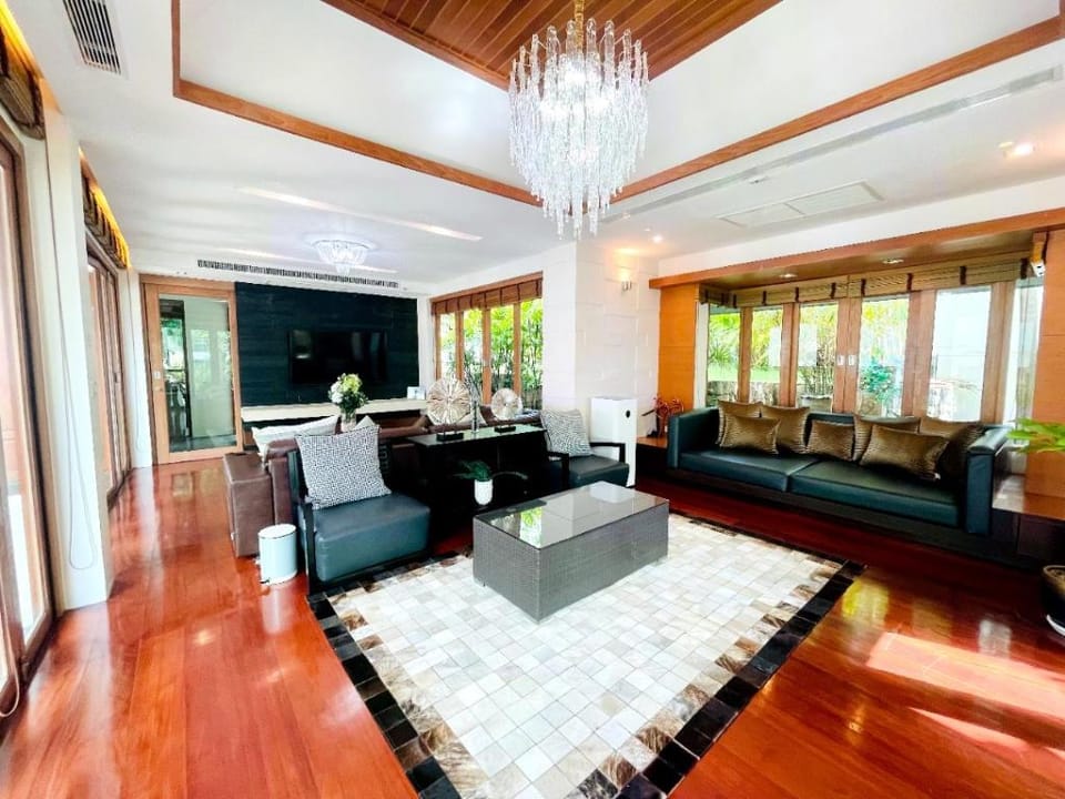Yizen Beachfront Seaview Villa Villa in Pattaya City