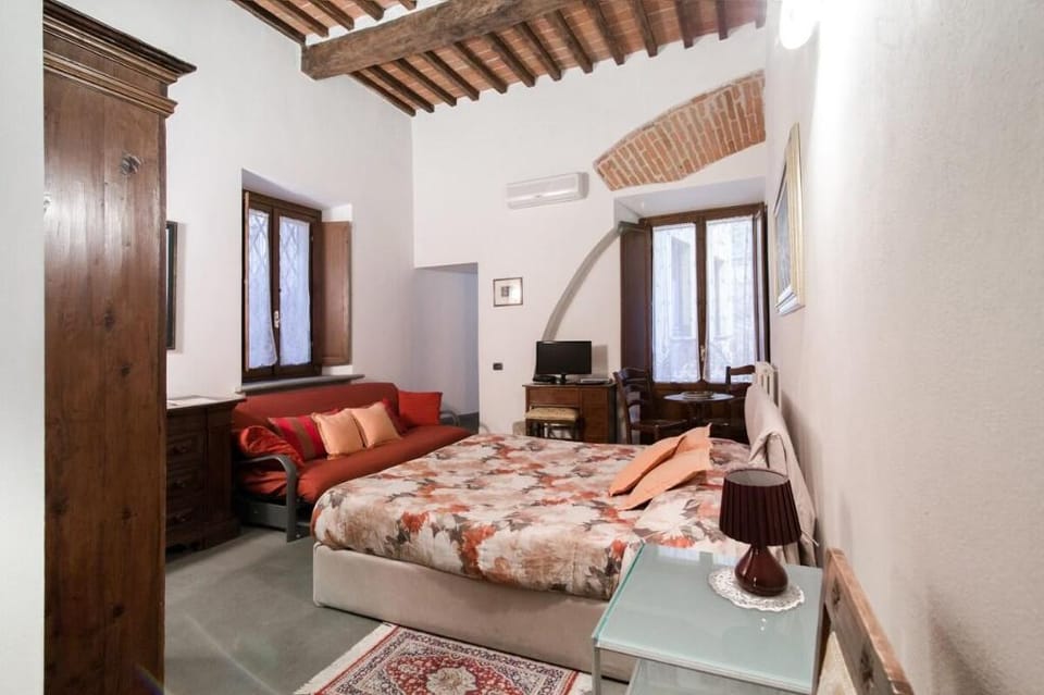 Superior king room: "Mecenate" Apartment in Arezzo