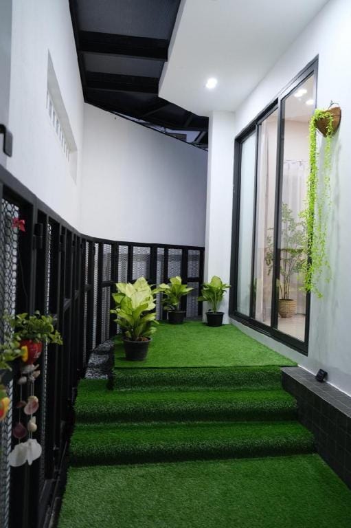 曼谷市中心富人区素坤逸36巷联排别墅5+1卧6卫带停车位 Vacation rental in Bangkok