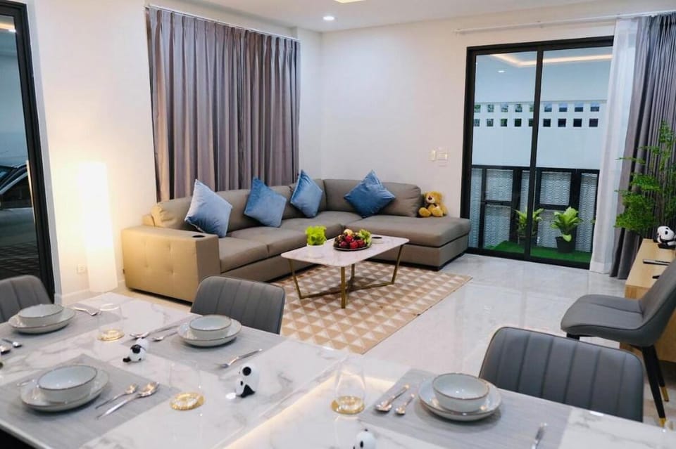 曼谷市中心富人区素坤逸36巷联排别墅5+1卧6卫带停车位 Vacation rental in Bangkok