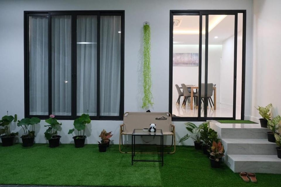 曼谷市中心富人区素坤逸36巷联排别墅5+1卧6卫带停车位 Vacation rental in Bangkok