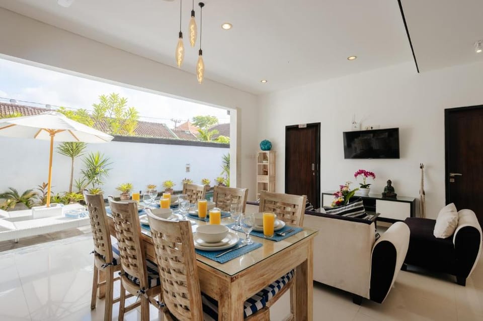 Villa Sri, Seminyak- 3 Bedroom Stylish Pool Villa! Villa in North Kuta