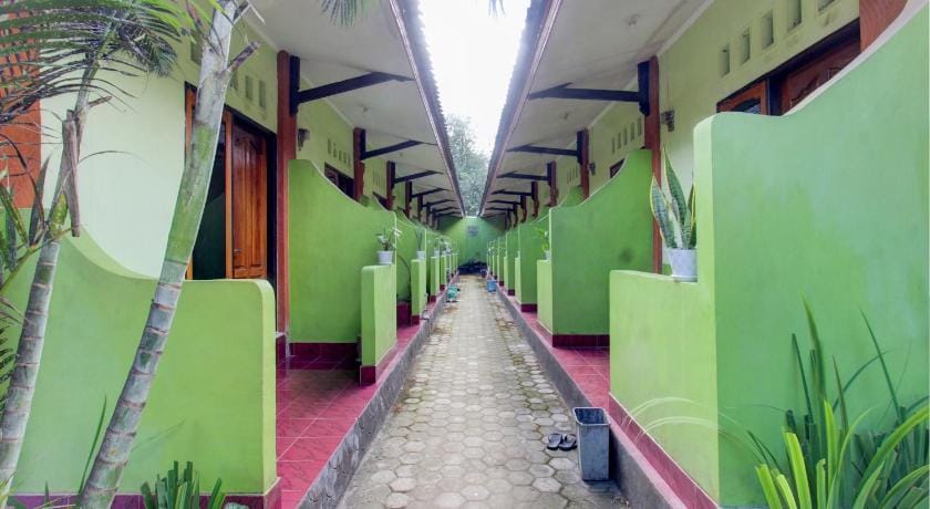 OYO Life 92829 Kos Insan Madani Hotel in Pujut