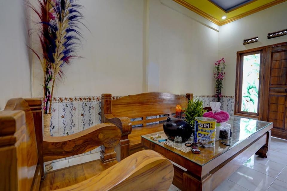 OYO Life 92840 Wisma Morricco Hotel in East Java