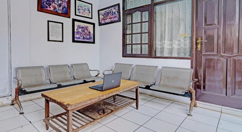 OYO Life 92901 Kost Bu Nur Hotel in Bandung