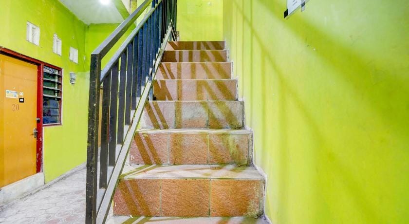 OYO Life 93061 Kost Vicky Syariah Hotel in East Java