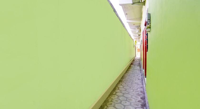 OYO Life 93061 Kost Vicky Syariah Hotel in East Java