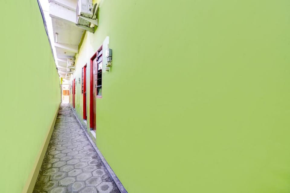 OYO Life 93061 Kost Vicky Syariah Hotel in East Java
