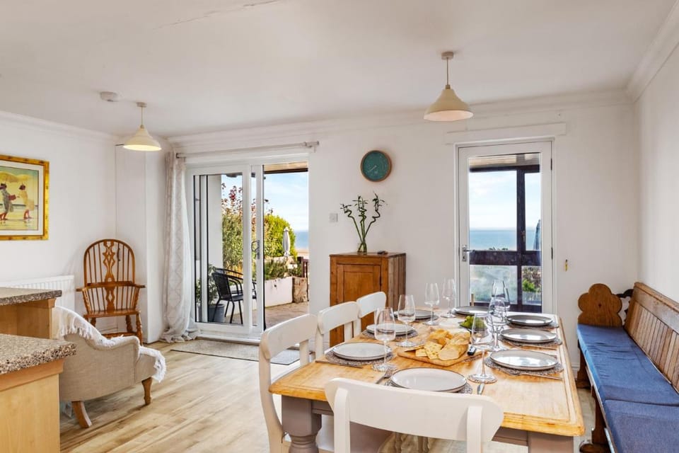 Penrose - Beach House with Direct Beach Access Country House in Saundersfoot