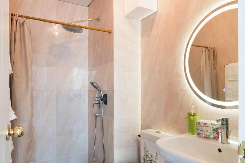 Makati Luxury Loft Premier Elegance w/ 360SkyView Apartment in Pasay