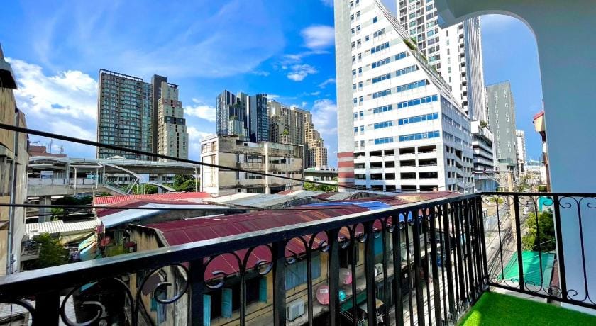 k4 be chill *Wongwianyai BTS_80m*Family&Friend* Vacation rental in Bangkok