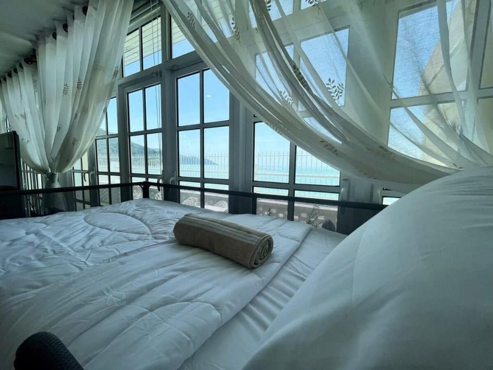 Luxury Beach-front Haven-seaview pool & many more! Vacation rental in Penang