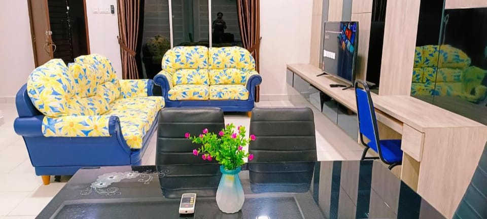 Kulai Bandar Putra 2830 5R24pax nearJPO/JbAirport  Vacation rental in Johor