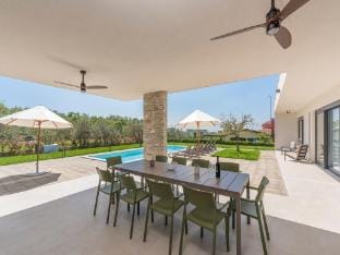 Villa in Novigrad with Pool and Sea Views Vacation rental in Novigrad