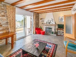 Coastal Villa with Garden Villa in Alt Empordà