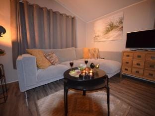 Chalet by Wadden Sea with Sunny Garden Vacation rental in Hippolytushoef