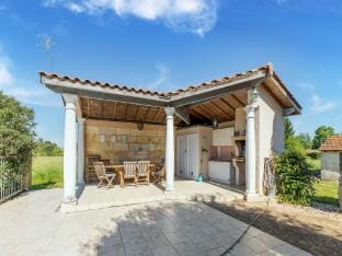 Elegant Chateau Escape Villa in Nouvelle-Aquitaine
