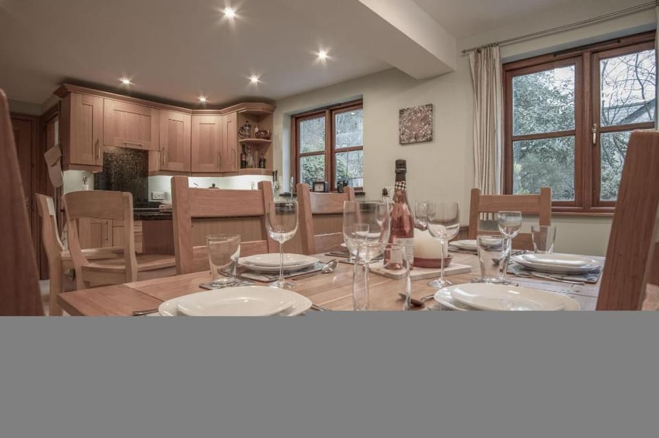 Llais Afon - 3 Bedroom Holiday Home - Fishguard Apartment in Fishguard