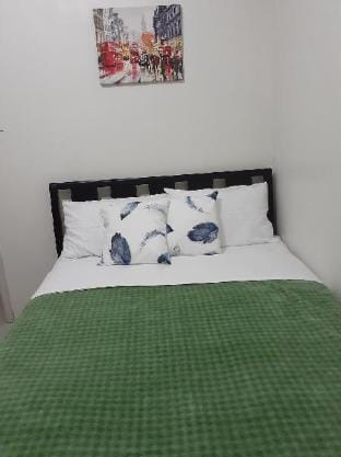 JA MEZZ 2BR suite across  MOA, (w/pay parking) Apartment in Pasay
