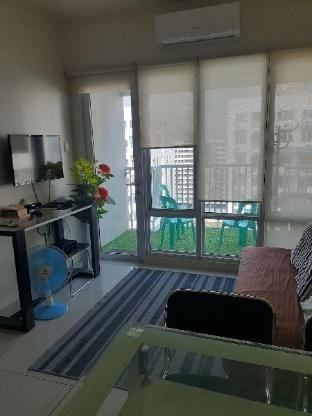 JA MEZZ 2BR suite across  MOA, (w/pay parking) Apartment in Pasay