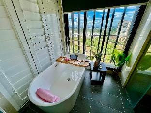 Bathtub Suite JB Mosaic @ 4BR (High Floor)12-16pax Vacation rental in Johor Bahru