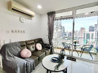 Skyline Oasis @ KSL 2 Bedroom Level 33 @ 6-10pax Vacation rental in Johor Bahru