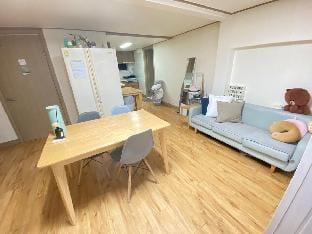 kay R13 Hongdea/sharedbathroom Vacation rental in Seoul