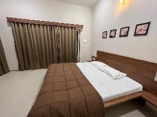 Modern villa 4BR, Lawn & Mini Pool in Belagavi Villa in Karnataka