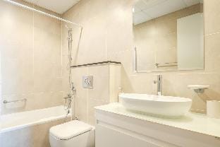 Elite LUX Holiday Homes - Serene Golf View Living 1 BHK in Damac Hills, Dubai Apartment in Dubai