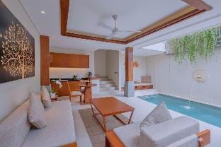 Entire 1 BR Private Pool & Hot tube #D16 Villa in Kuta Selatan