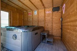 Family Holiday Home With Hot Tub Sleeps 8 Apartment in Lewes District