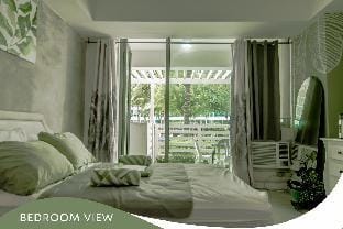Azure-1BR w/ gate access pool front Apartment in Paranaque