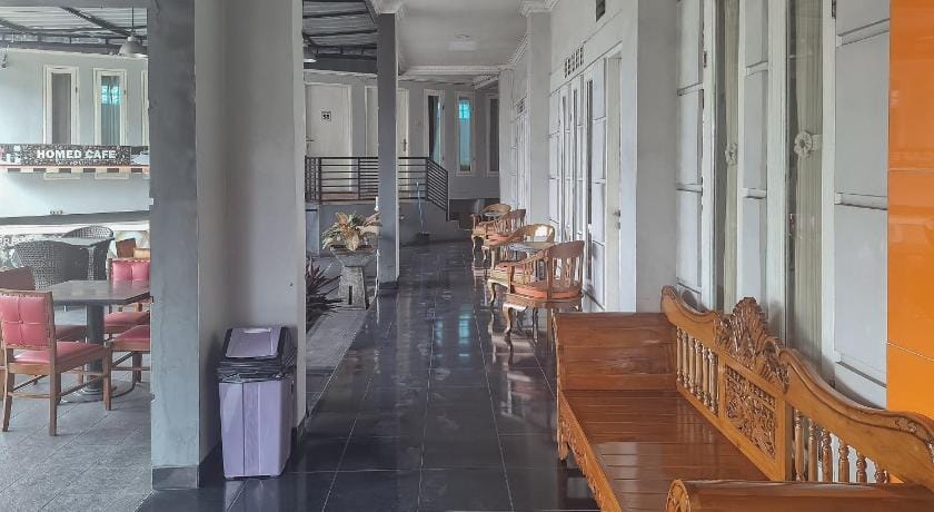 RedDoorz @ Hotel Arwana Safari Puncak Hotel in Cisarua