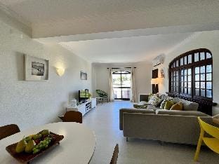 VILAMOURA BRIGHTNESS WITH POOL by HOMING Apartment in Quarteira