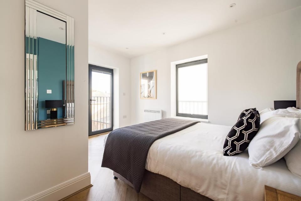 Charles Hope Staines Riverside Apartment in Staines-upon-Thames