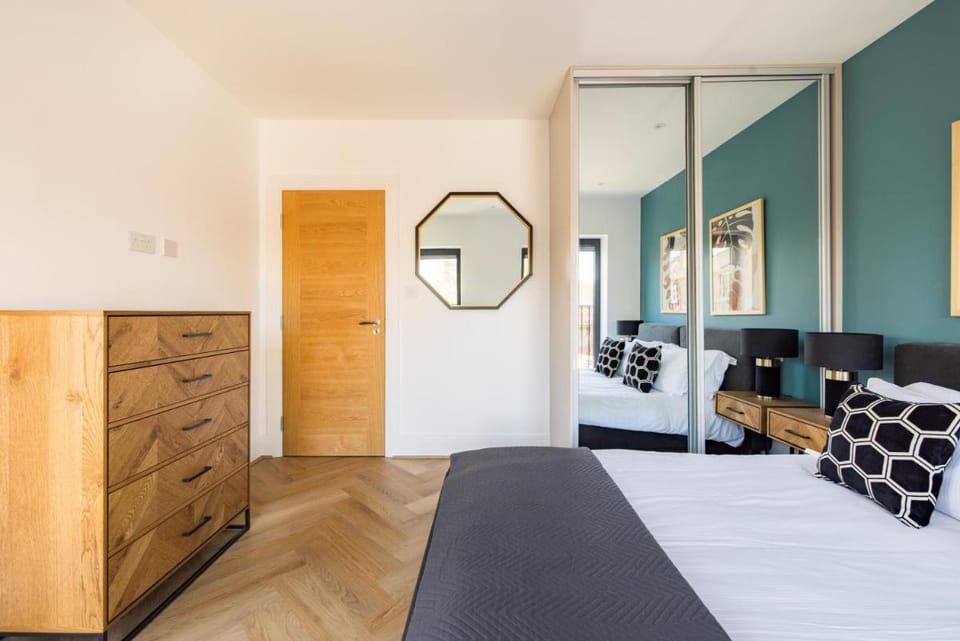 Charles Hope Staines Riverside Apartment in Staines-upon-Thames