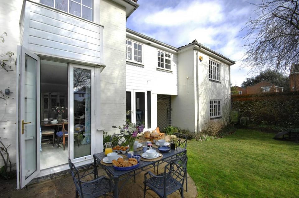 Montpellier House, Centrally Located, Large Garden - From £300 Per Night Apartment in Henley-on-Thames