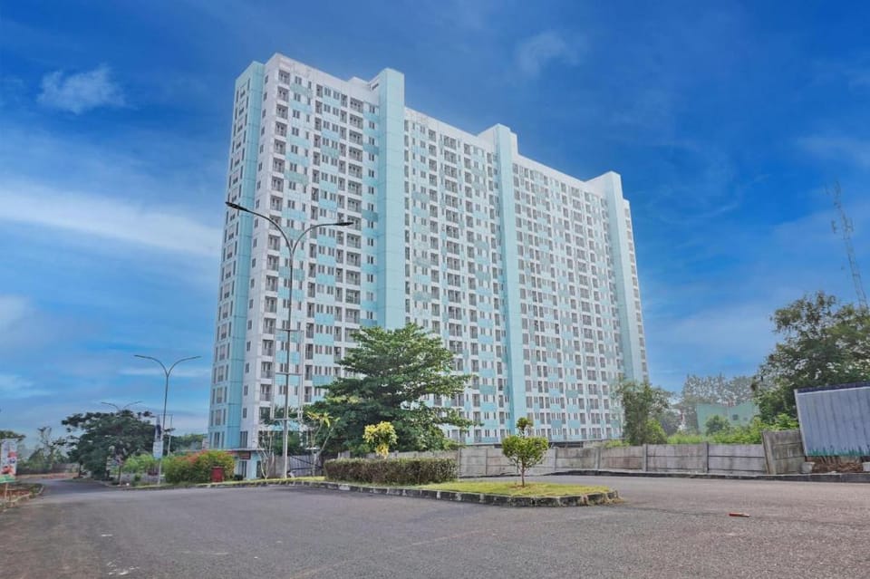 OYO Life  92962 Apartement Sentraland Karawang By Ratna Hotel in West Java