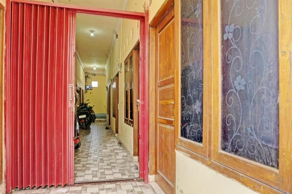 OYO Life  92936 Kost Teteh Erni Karawang Hotel in West Java