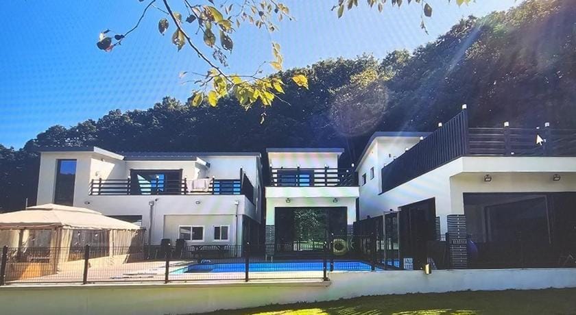 Wonju Gwirae 630 Dog Pool Villa Bed and Breakfast in Gyeonggi-do