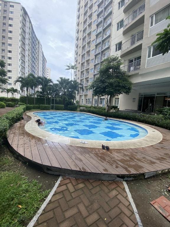 Luxury twin bedroom with balcony  South Residence  Apartment in Las Pinas