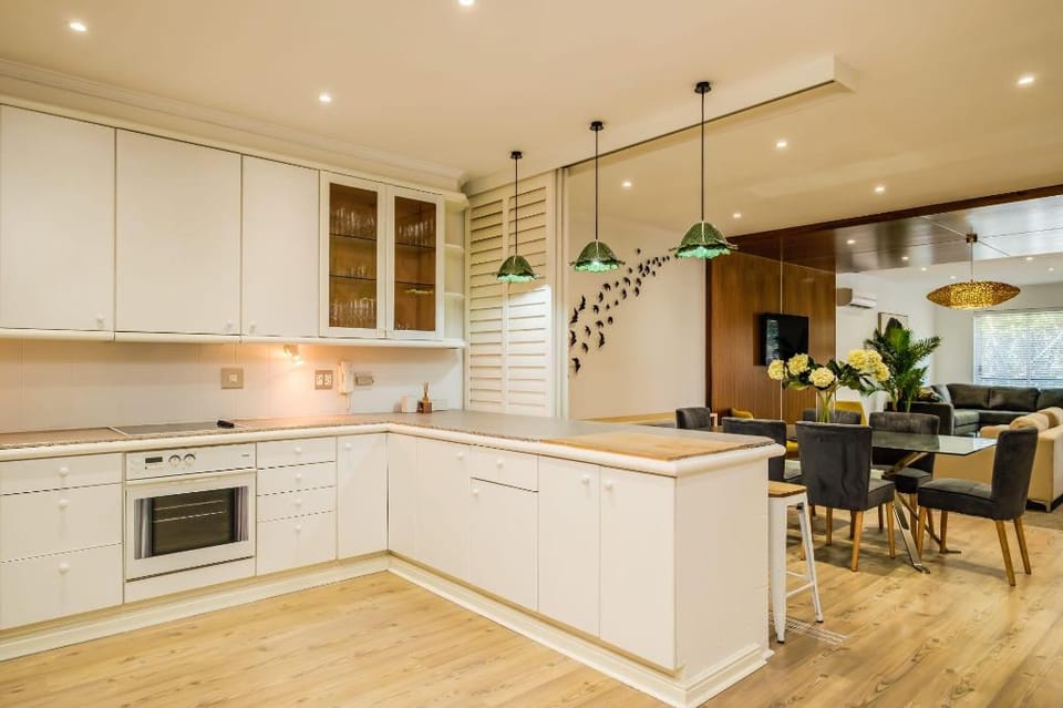 Contemporary Apartment close to the Radisson  Majolica Apartment in Cape Town