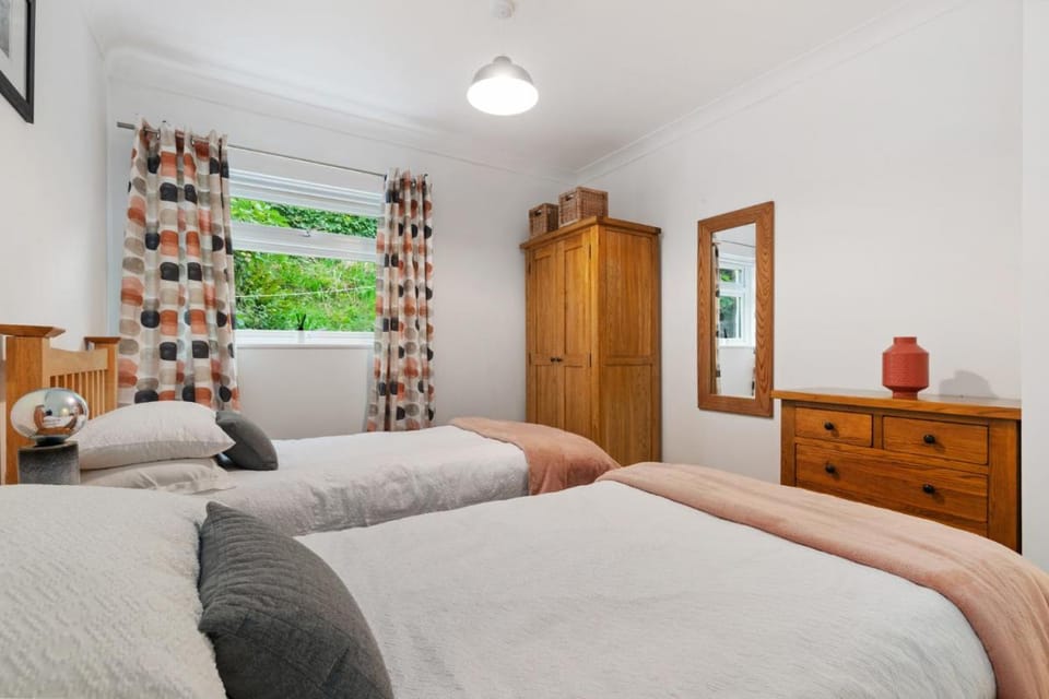 St Helens Apartment 2 - Short Walk to Beach Apartment in Amroth