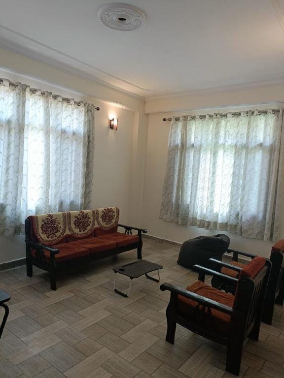 Valley Views 3BHK! Balcony, Peace |Wi-fi, Parking  Vacation rental in Shimla