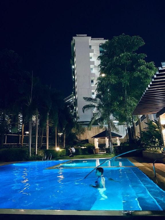 Sunny Solace: Homey and Chic Condo in Alabang Apartment in Muntinlupa