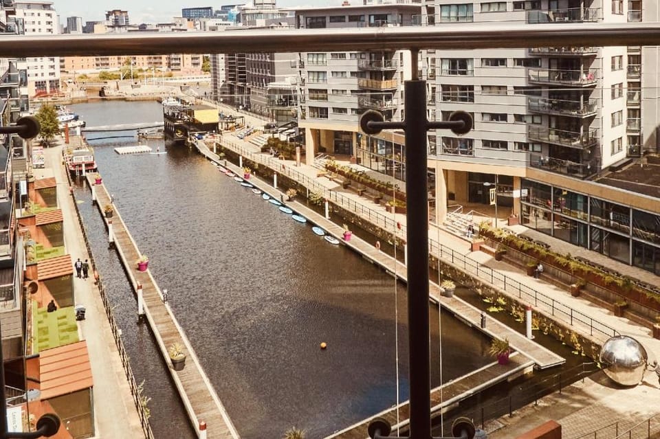 Deluxe River Canal View & Free Secure Parking! Apartment in Leeds