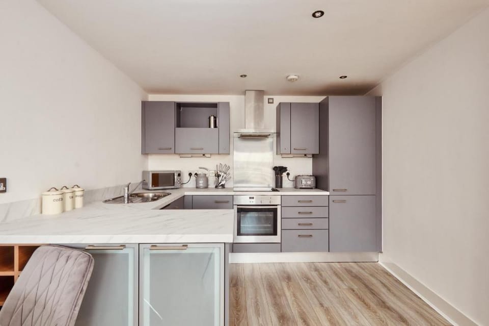 Deluxe River Canal View & Free Secure Parking! Apartment in Leeds