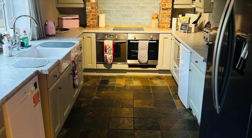 Leos Holiday Cottage Hotel in West Lindsey District