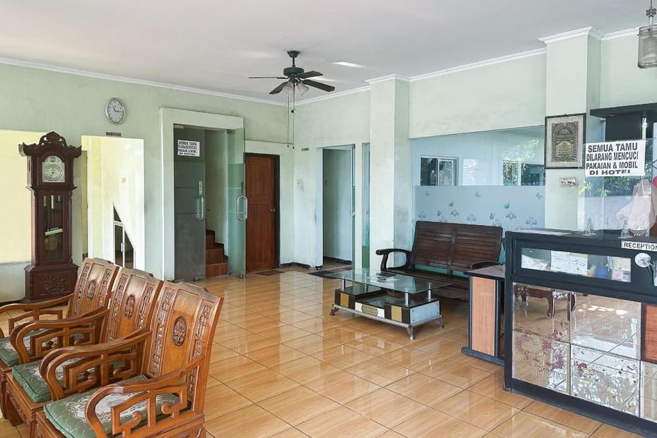 Global Inn Syariah Mitra RedDoorz near Juanda T1 Airport Hotel in East Java